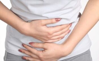 Ο πόνος στην κοιλιά είναι ένα από τα πρώτα συμπτώματα μόλυνσης από σκουλήκια. 