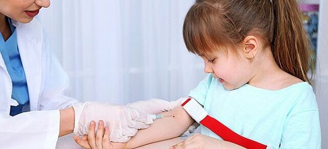 δειγματοληψία αίματος για την ανάλυση των σκουληκιών σε ένα παιδί